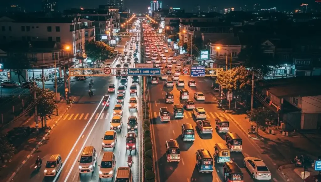 Night traffic in Phnom Penh with tuk-tuks